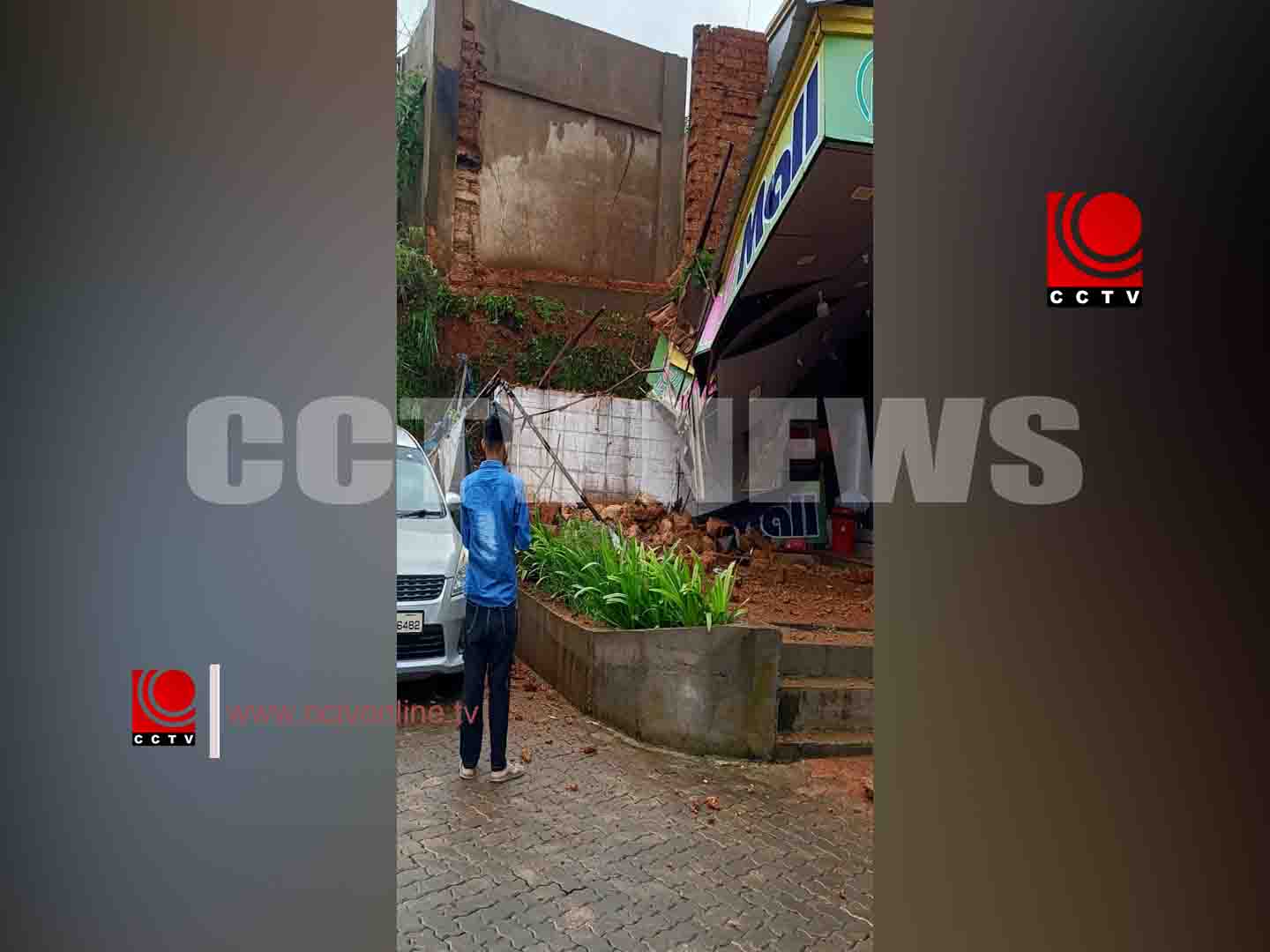 ചങ്ങരംകുളം ടൗണ് സെന്ററില് മതില് തകര്ന്നു വീണു ; വന് ദുരന്തം ഒഴിവായി