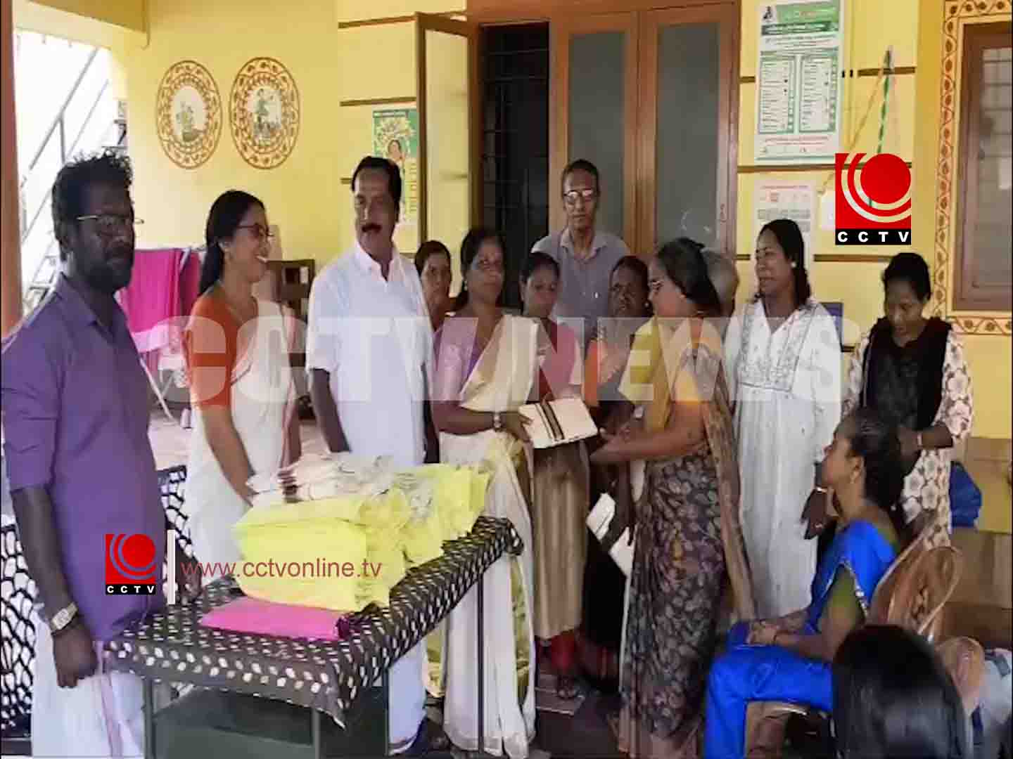 ജനപ്രതിനിധിയുടെ ഹോണറേറിയം ഉപയോഗിച്ച് ഓണക്കോടി വിതരണം
