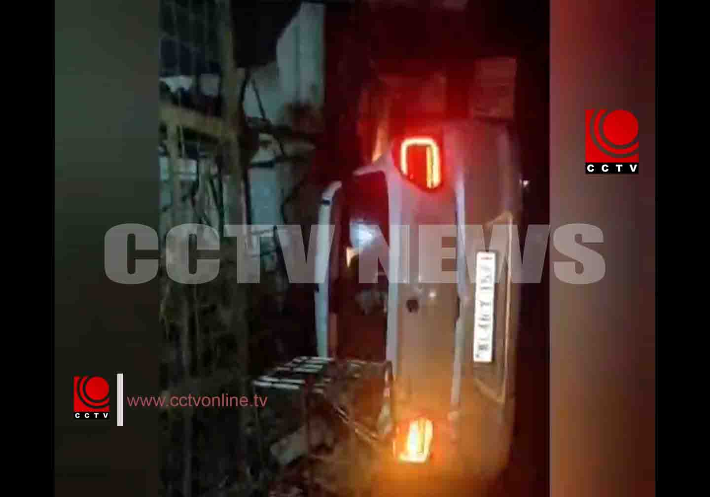 കുന്നംകുളം – വടക്കാഞ്ചേരി റോഡില് നിയന്ത്രണം വിട്ട കാര് വര്ക്ക് ഷോപ്പിലേക്ക് ഇടിച്ചുകയറി അപകടം