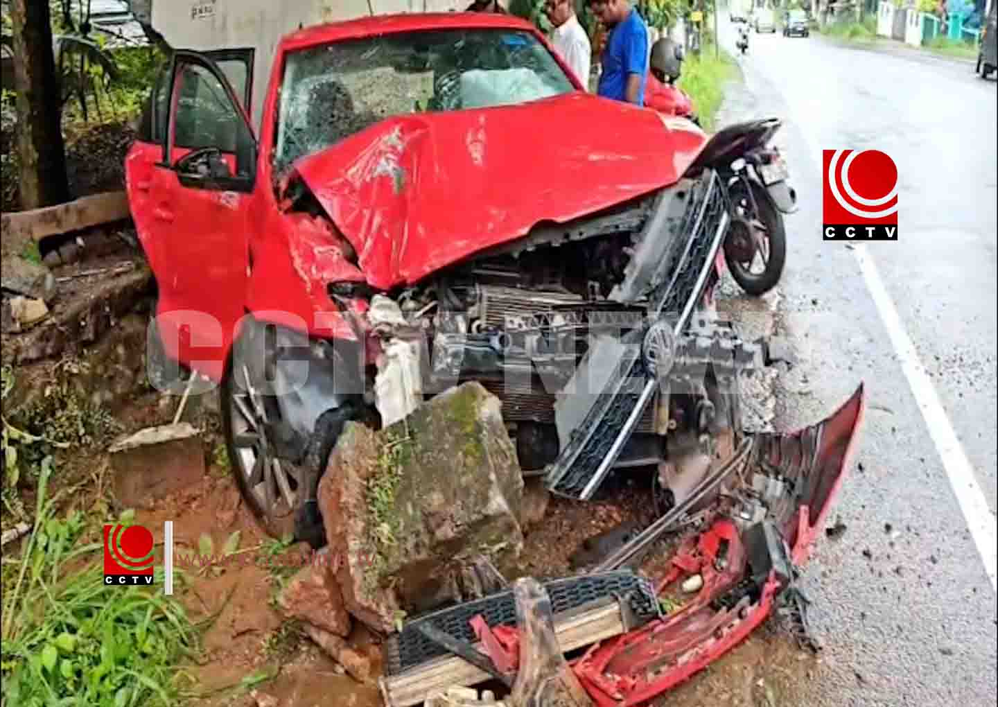 നിയന്ത്രണം വിട്ട കാര് വീട്ടുമതിലില് ഇടിച്ച് അപകടം