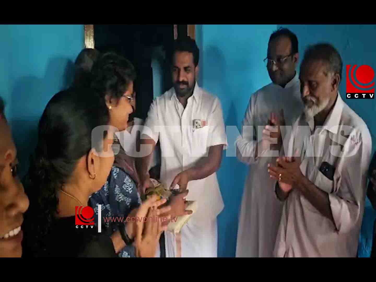 നിര്ധനരായ രോഗികള്ക്ക് ഓണക്കോടി വിതരണവുമായി കൂനംമൂച്ചി പൗരസമിതി