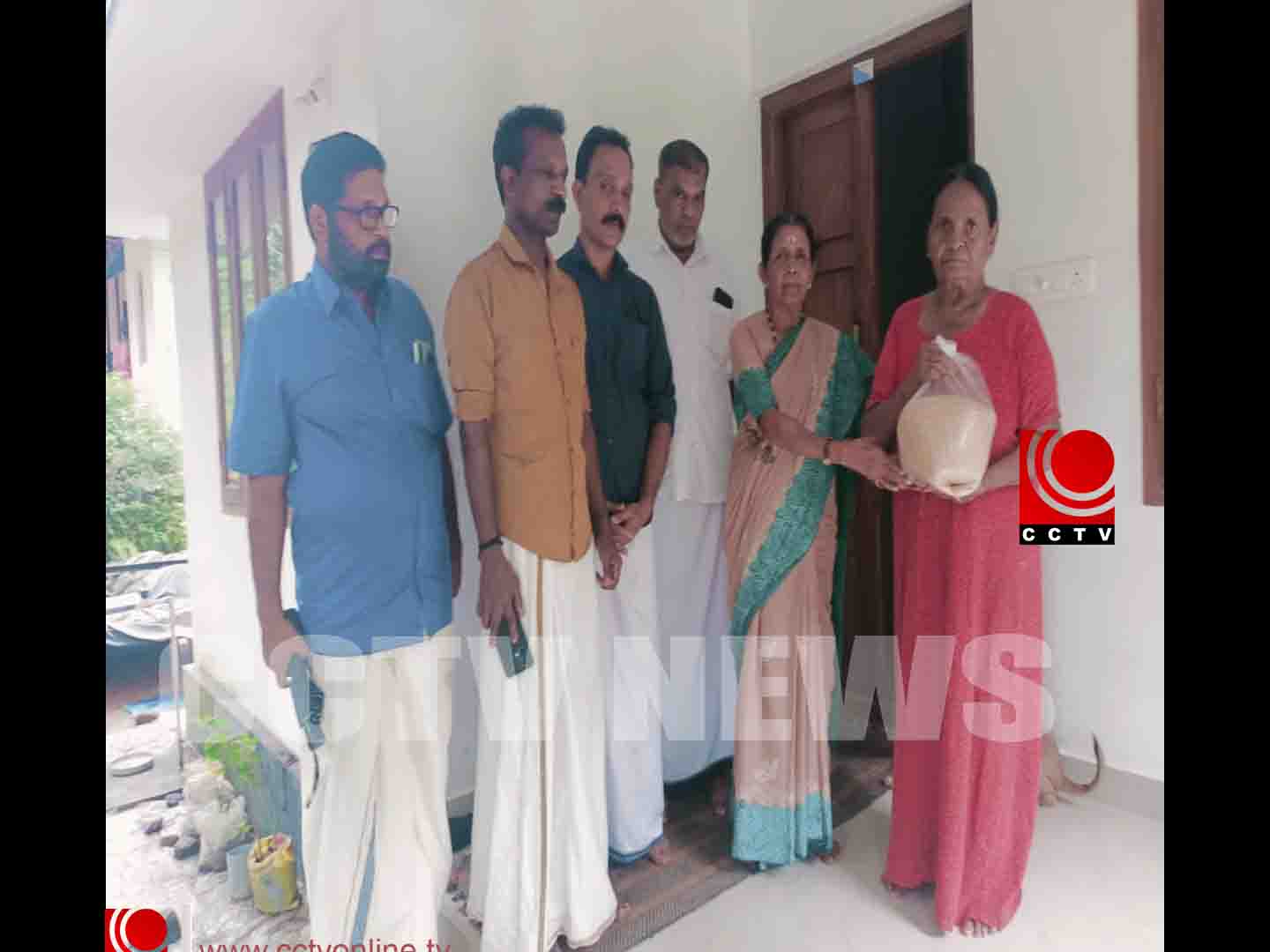 നിര്ധന കുടുംബങ്ങള്ക്ക് ഓണക്കിറ്റ് വിതരണം ചെയ്തു