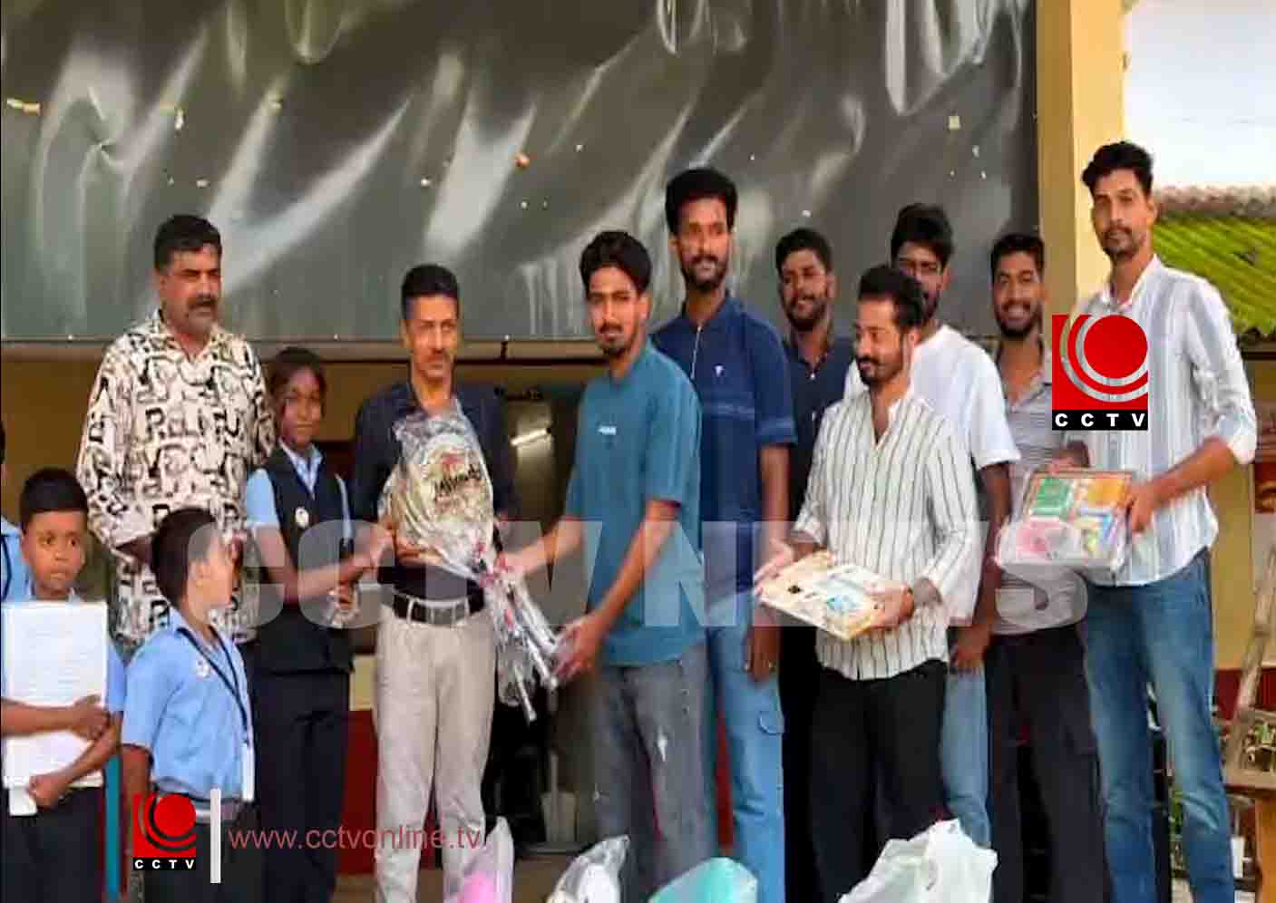 ആര്.സി.യു.പി സ്കൂളിലേക്ക് കായികോപകരണങ്ങള് നല്കി മാക്സോള്സ് ക്ലബ്