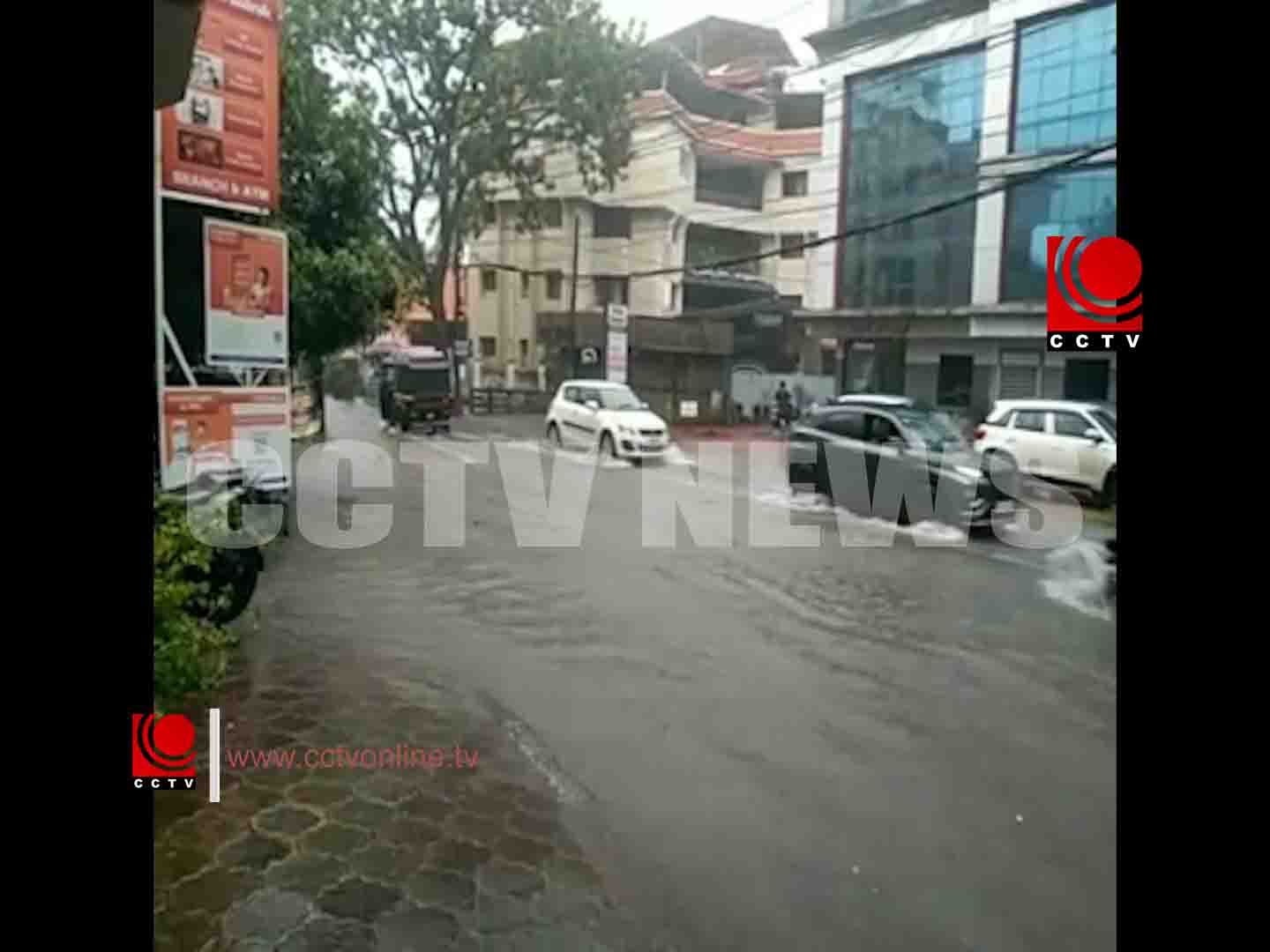ശക്തമായ മഴ ; ഗുരുവായൂര് ചാവക്കാട് റോഡില് വെള്ളക്കെട്ട്