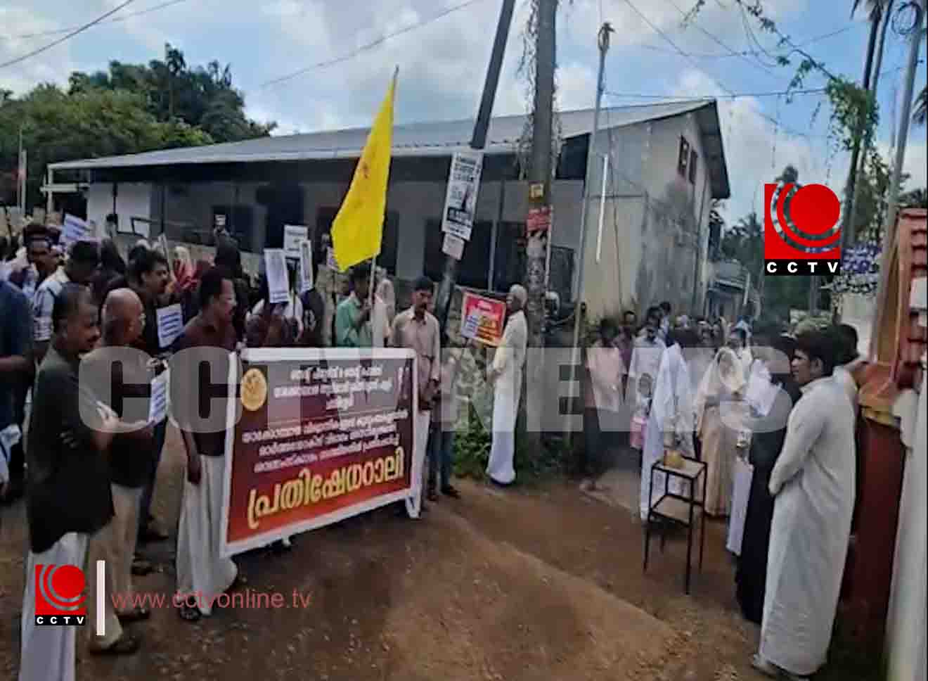 സെന്റ് പീറ്റേഴ്സ് ആന്ഡ് സെന്റ് പോള്സ് പള്ളി സെമിത്തേരി സംരക്ഷണം; വന് പ്രതിഷേധ റാലി