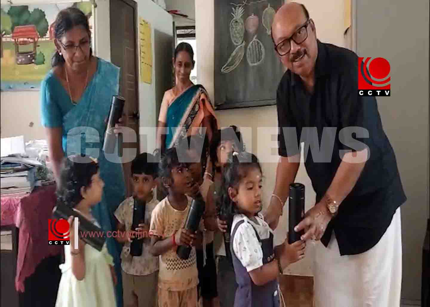 സ്വാതന്ത്ര്യ ദിനത്തോടനുബന്ധിച്ച് വാട്ടര്ബോട്ടിലും മധുരപലഹാരങ്ങളുമായി ചിത്തിര ചാരിറ്റബിള് ട്രസ്റ്റ്