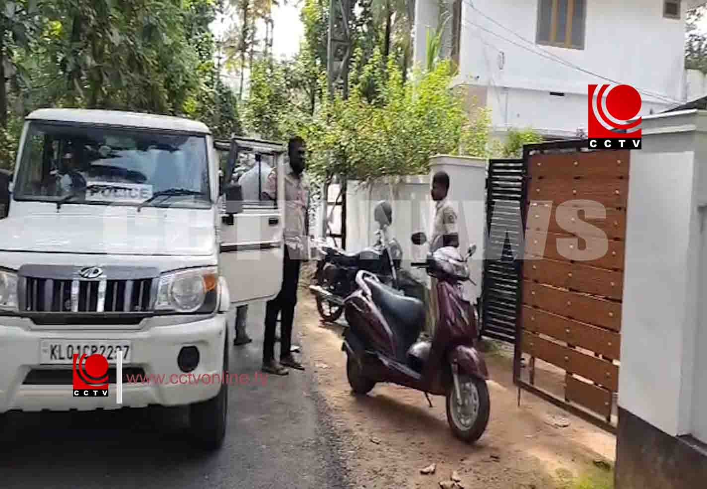 തോളൂരില് വീട് കുത്തി തുറന്ന് വന് കവര്ച്ച ; 50 പവനോളം സ്വര്ണാഭരണങ്ങള് കവര്ന്നു