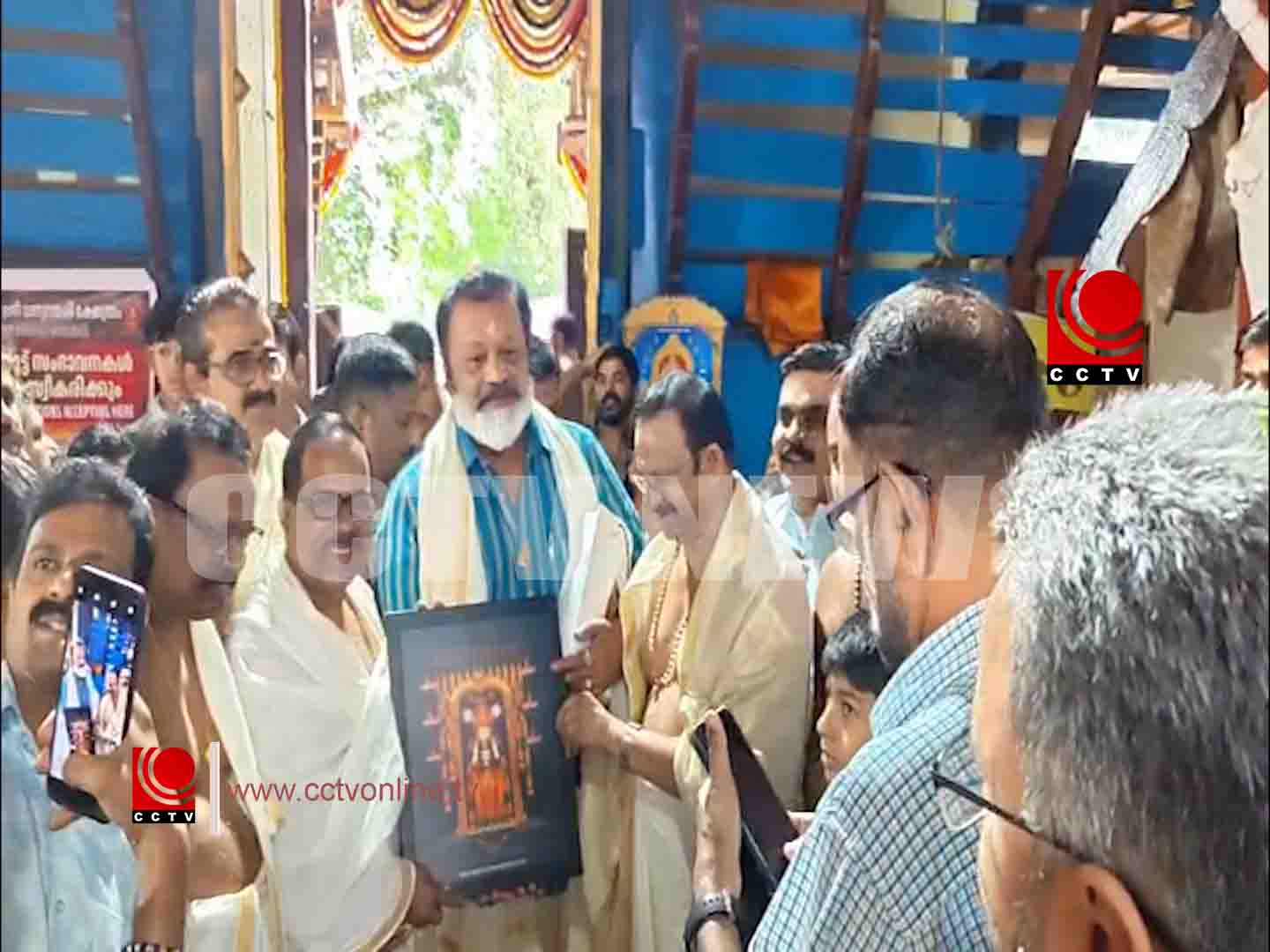 നെല്ലുവായ് ശ്രീ ധന്വന്തരി ക്ഷേത്രത്തില് ദര്ശനം നടത്തി കേന്ദ്ര സഹമന്ത്രി സുരേഷ് ഗോപി