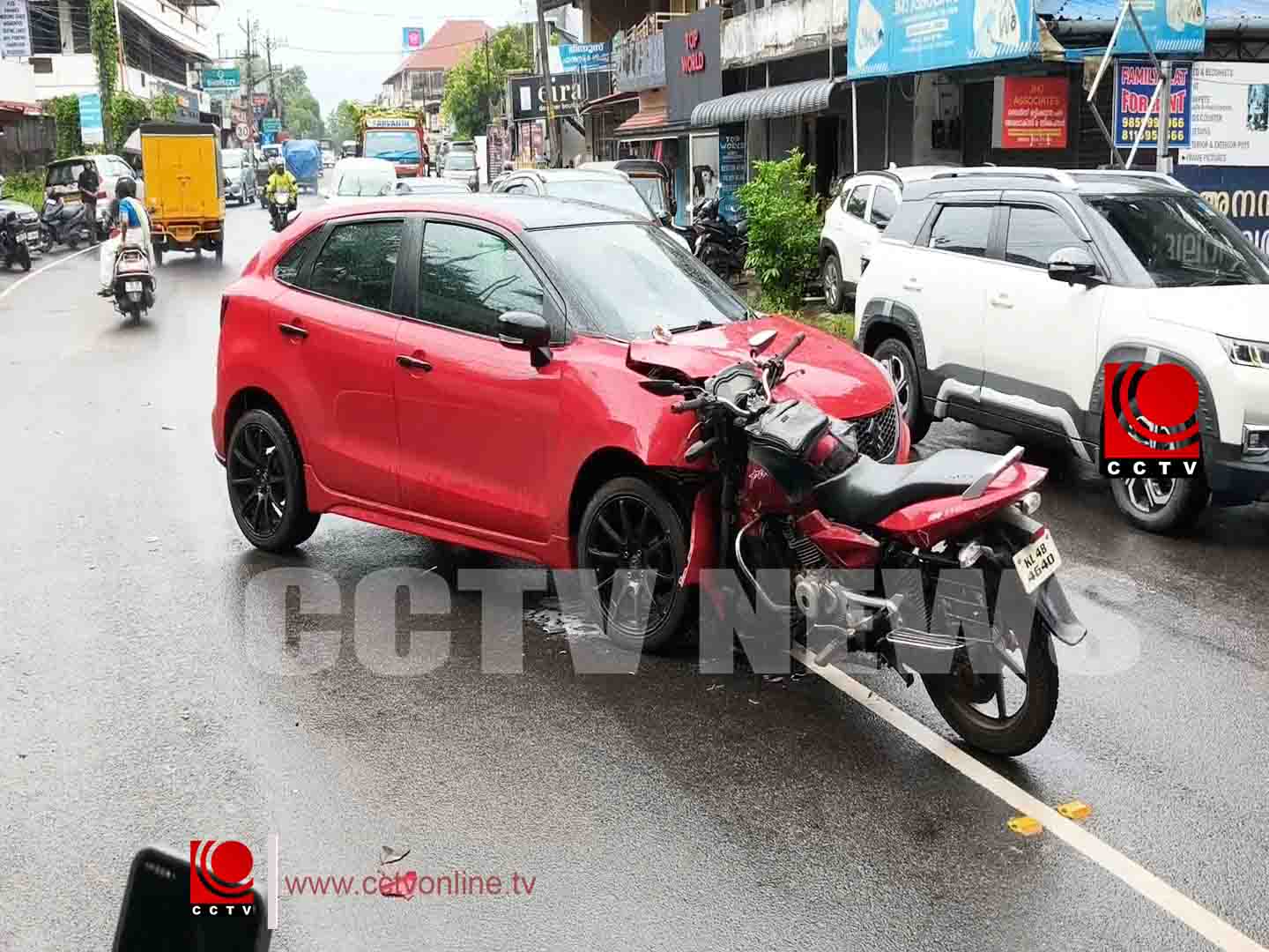 പന്നിത്തടത്ത് വാഹനാപകടം; കാറും ബൈക്കും കൂട്ടിയിടിച്ച് ഒരാള്ക്ക് പരിക്കേറ്റു