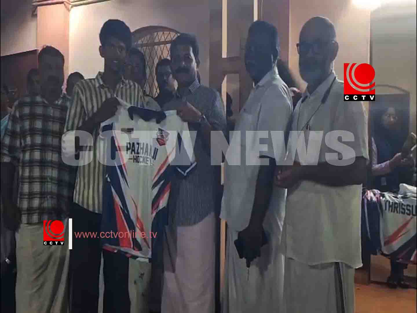 രോഹിത്തിന്റെ അഭ്യർഥന ഫലം കണ്ടു ;16 അംഗ സ്കൂള് ഹോക്കി ടീമിന് പുതിയ ജേഴ്സി