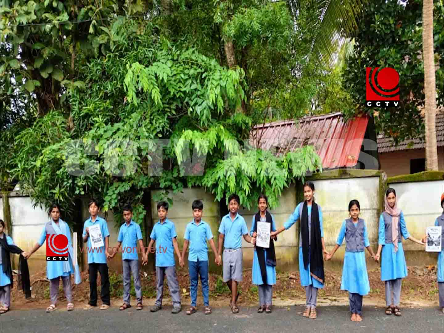 ‘യുദ്ധമല്ല സമാധാനമാണ് മനുഷ്യരാശിയുടെ പ്രതീക്ഷ’ വിദ്യാര്ത്ഥികള് സമാധാന ചങ്ങല തീര്ത്തു