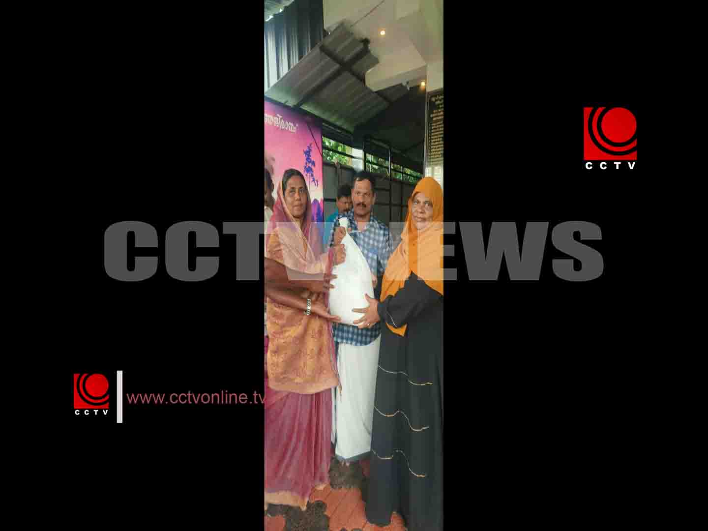 പെരുമണ്ണൂര് പി എഫ് എ ആര്ട്സ് &സ്പോര്ട്സ് ക്ലബ്ബിന്റെ ആഭിമുഖ്യത്തില് ഓണകിറ്റും ഓണക്കോടിയും വിതരണം ചെയ്തു