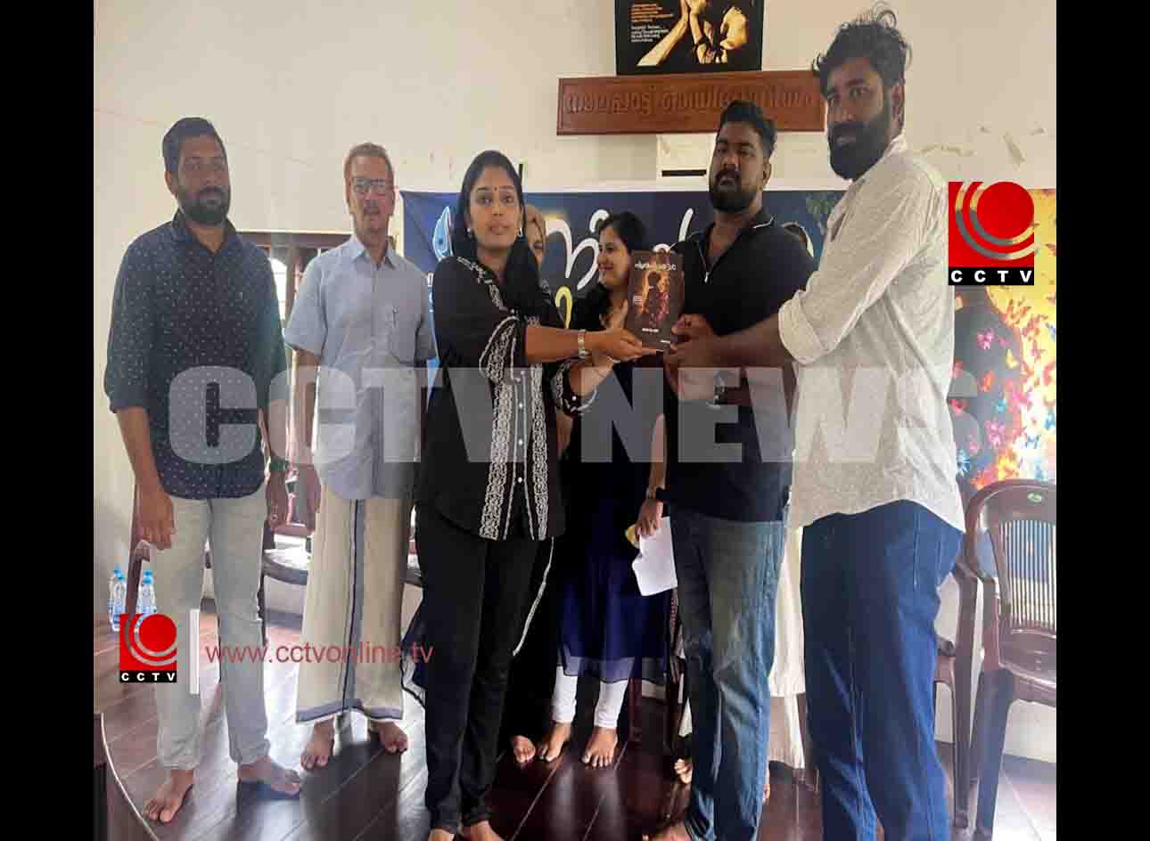 ഉമൈ മുഹമ്മദിന്റെ ‘നിഴല് നിറങ്ങള്’ പ്രകാശനം ചെയ്തു