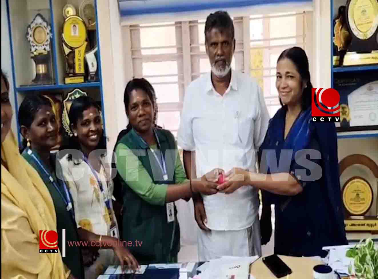 പൊന്നിനേക്കാള് മാറ്റേറിയ നേരിന്റെ നേര് രൂപമായി ഹരിത കര്മ്മ സേന അംഗങ്ങള്