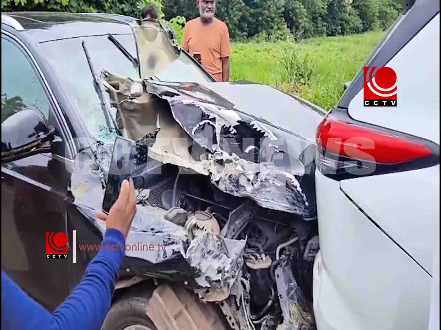 നിയന്ത്രണം വിട്ട കാര് ലോറിയിലും കാറിലും ഇടിച്ച് അപകടം