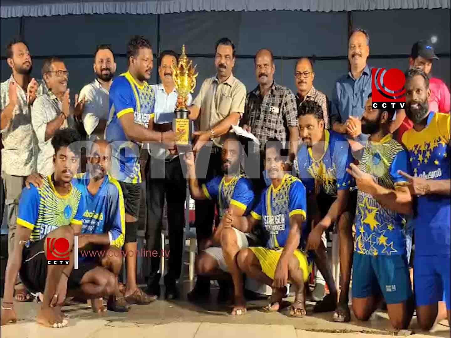 ചാവക്കാട് മര്ച്ചന്റ്സ് അസോസിയേഷന് നടത്തിയ വടംവലി മത്സരം ശ്രദ്ധേയമായി