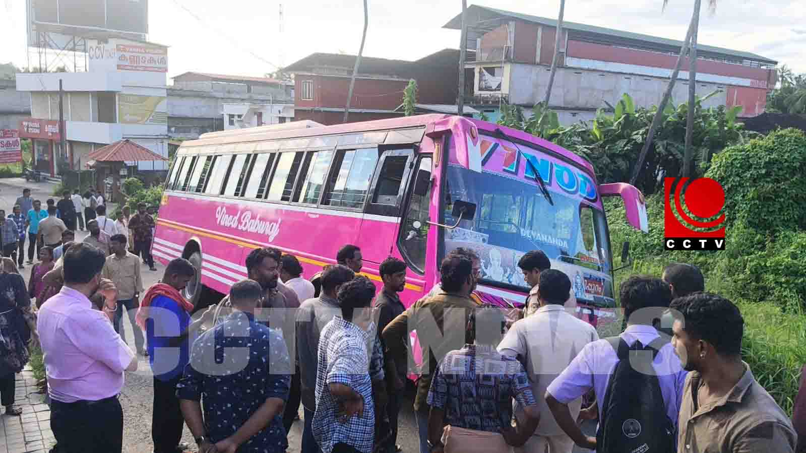 കുന്നംകുളത്ത് റോഡരികിലെ മണ്ണിടിഞ്ഞ് സ്വകാര്യ ബസ് ചരിഞ്ഞു; ഒഴിവായത് വന് ദുരന്തം